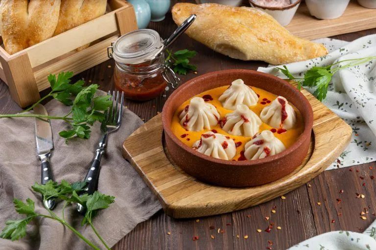 Хінкалі з креветкою в соусі біс: поєднання грузинської класики з морськими делікатесами